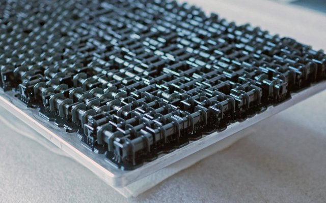 Komponenty zákaznického relé - sériová výroba 3D tiskem / případová studie