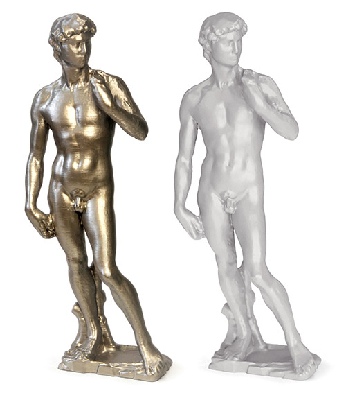 2 zmenšeniny sochy Davida s jednoduchou povrchovou úpravou vytištěny na 3D tiskárně